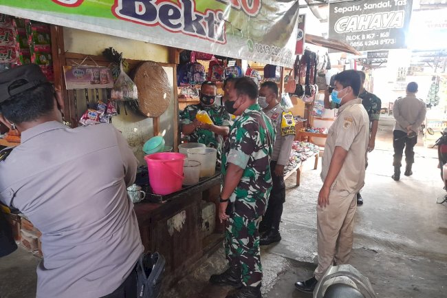 OPERASI MINYAK CURAH DI PASAR DARURAT KECAMATAN KLATEN UTARA