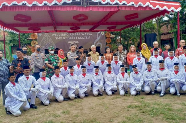 MENGHADIRI HUT SMP NEGERI 1 KLATEN KE 76 TAHUN