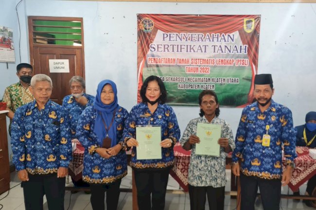 PENYERAHAN SERTIFIKAT TANAH DI DESA SEKARSULI