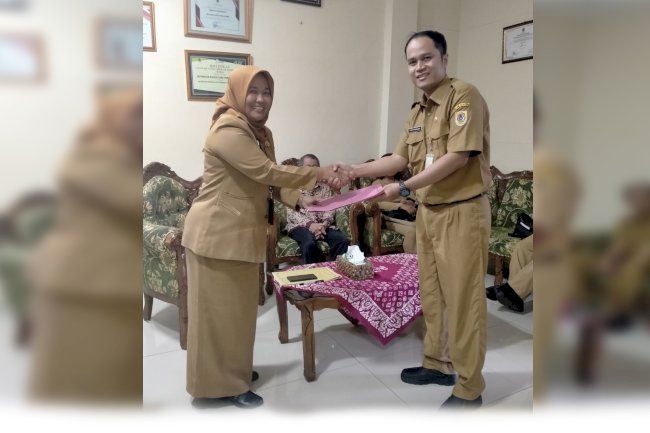 PENYERAHAN PEMBERHENTIAN SK PJ KADES LAMA & PENYERAHAN PENGAKTIFAN SK PJ KADES BARU DESA KARANGANOM