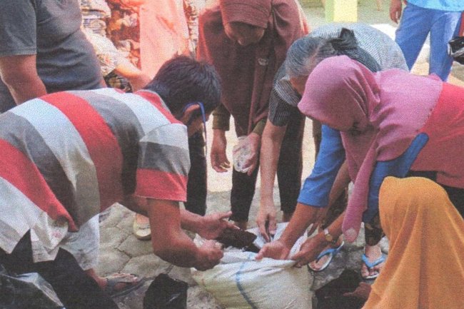 PELATIHAN PENANAMAN BIBIT CABE OLEH PENYANDANG ODGJ DESA KETANDAN