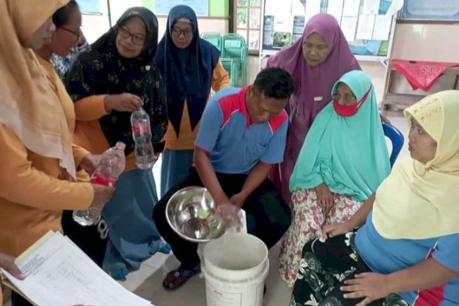 PELATIHAN ECO ENZYM BAGI PENYANDANG ODGJ DESA JEBUGAN