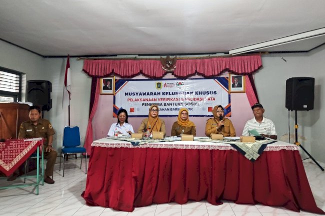 MUSYAWARAH KELURAHAN KHUSUS VERIFIKASI DAN VALIDASI DATA PENERIMA BANTUAN SOSIAL DI KELURAHAN BARENG LOR