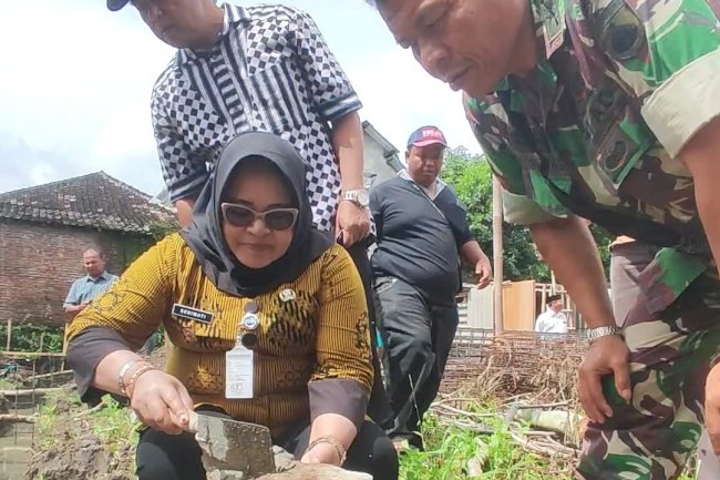 PELETAKAN BATU PERTAMA PEMBANGUNAN KOPERASI DESA MERAH PUTIH DESA JEBUGAN