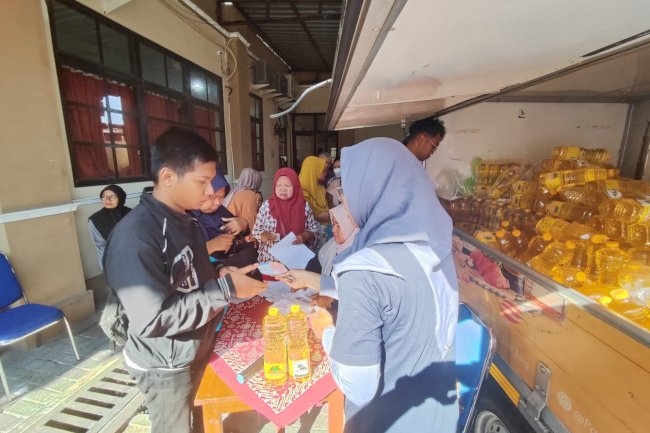 WARGA ANTUSIAS SERBU PENYALURAN MINYAK GORENG BERSUBSIDI DI KECAMATAN KLATEN UTARA