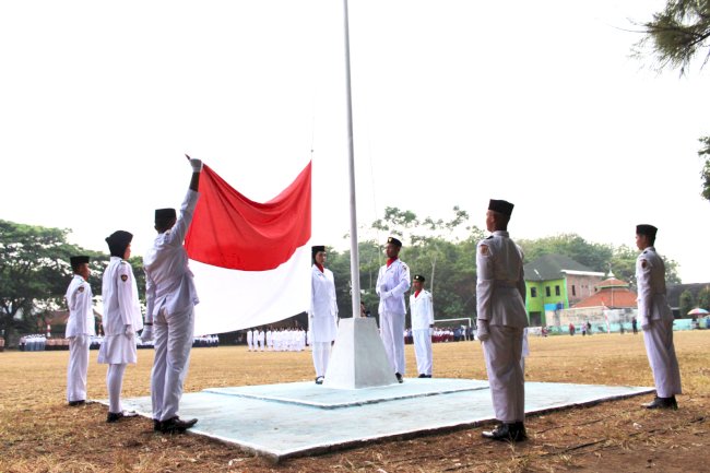 MERAH PUTIH BERKIBAR DI JOKOPURING, KLATEN UTARA PERINGATI HUT KE-81 RI DENGAN KHIDMAT