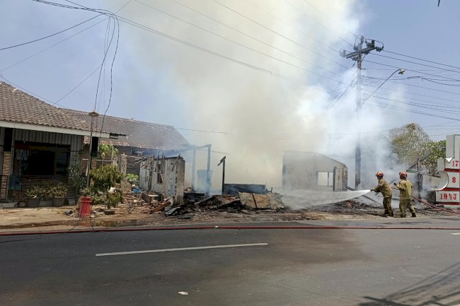 RUMAH WARGA JEBUGAN DILALAP API, KESIGAPAN WARGA DAN PETUGAS CEGAH KEBAKARAN MEREMBET