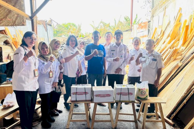 PEDULI SESAMA, PEMERINTAH KECAMATAN KLATEN UTARA SALURKAN BANTUAN KEPADA KORBAN KEBAKARAN MEBEL DI KARANGANOM