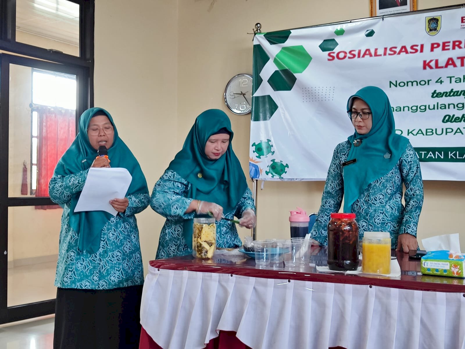PKK KLATEN UTARA BELAJAR BUAT MINUMAN FERMENTASI "TEPACHE" DAN BAHAS RPPA DALAM RAPAT RUTIN