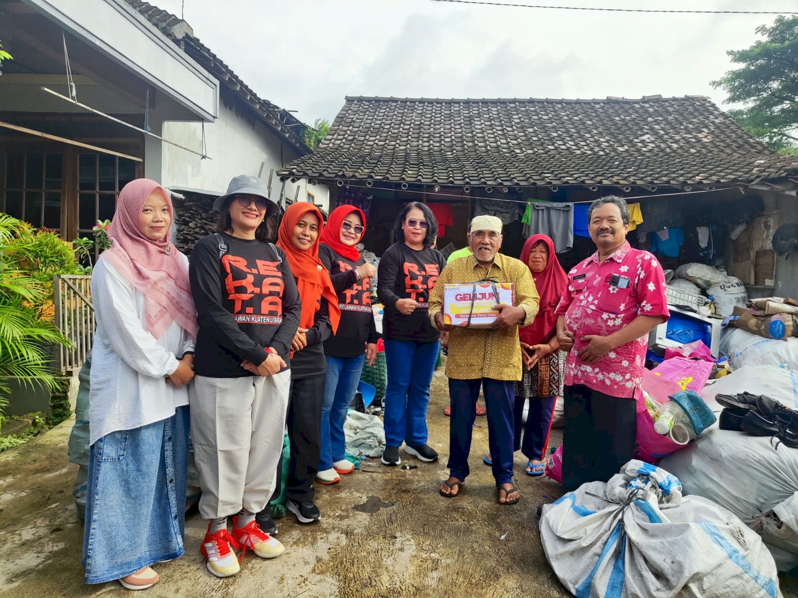 SEMANGAT BERBAGI DAN MENUMBUHKAN KEPEDULIAN SOSIAL MELALUI GELIJUM DI DESA KETANDAN