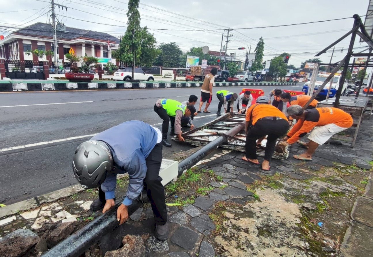 REKLAME AMBRUK AKIBAT ANGIN KENCANG DI JALAN JOGJA–SOLO, TIM GABUNGAN LAKUKAN PENERTIBAN