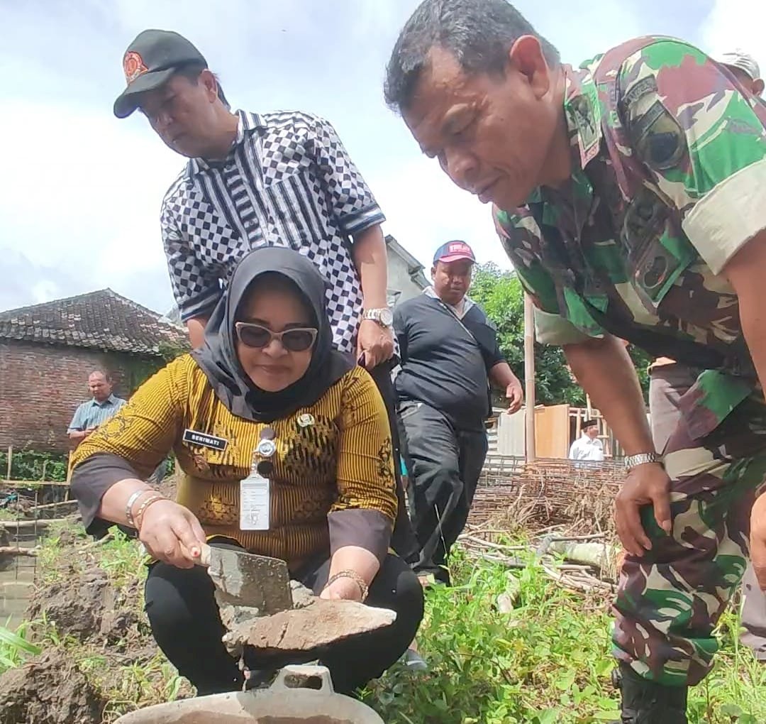 PELETAKAN BATU PERTAMA PEMBANGUNAN KOPERASI DESA MERAH PUTIH DESA JEBUGAN