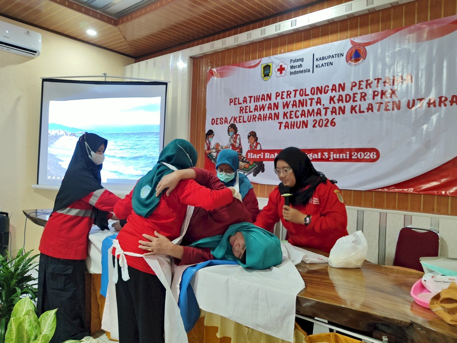 KADER PKK DAN RELAWAN WANITA DIBEKALI KETERAMPILAN PERTOLONGAN PERTAMA UNTUK WUJUDKAN MASYARAKAT TANGGUH