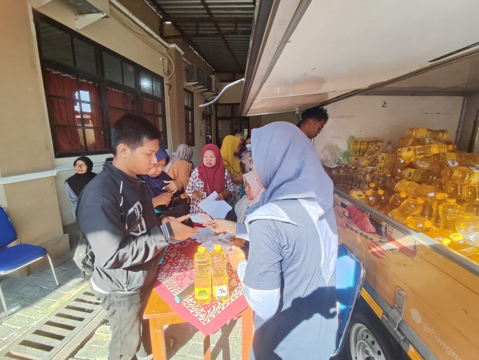 WARGA ANTUSIAS SERBU PENYALURAN MINYAK GORENG BERSUBSIDI DI KECAMATAN KLATEN UTARA