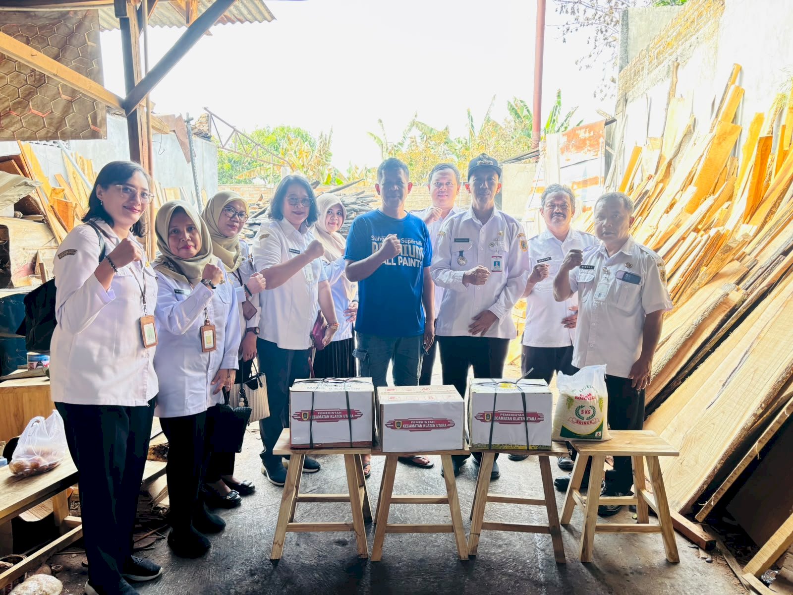 PEDULI SESAMA, PEMERINTAH KECAMATAN KLATEN UTARA SALURKAN BANTUAN KEPADA KORBAN KEBAKARAN MEBEL DI KARANGANOM